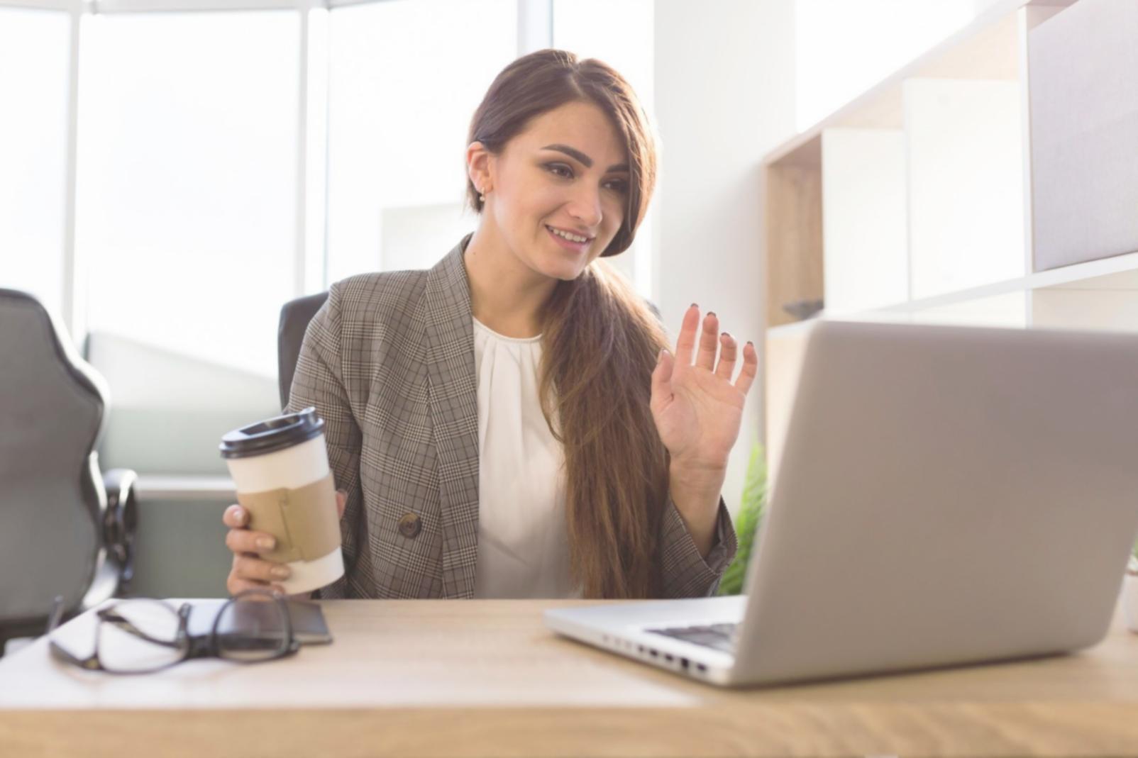 Modernes Büro mit Finanzanalyse